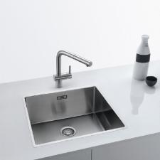 Misturador Monocomando para Cozinha de Mesa Atlas Neo com Bica em L Alta Extensvel Inox Escovado