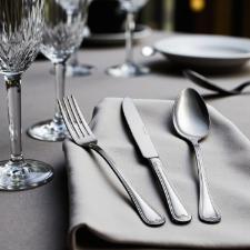 Faqueiro em prata Saint James Versailles 48 peças: Uma herança de elegância e tradição Faqueiro em prata Saint James Versailles 48 peças: Uma herança de elegância e tradição