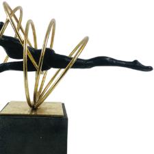 Estatueta de resina Elby Ginstica crculos 29,5cm dourado