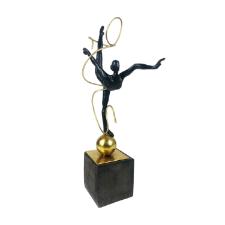 Estatueta de resina Elby Ginstica com fitas 58,5cm dourado