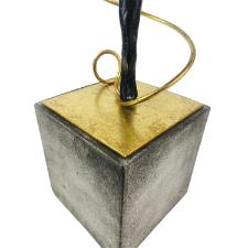 Estatueta de resina Elby Mulher danando com fitas 49cm dourado