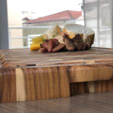 Tbua para churrasco em madeira invertida teca Stolf 35,5x35,5cm