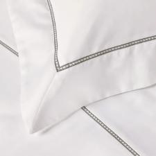 Fronha Avulsa Padro Cetim 300 Fios Trussardi Portello Branco e Ardsia