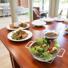 Saladeira Forma Andrea com molheira e colher: Elegncia e praticidade para servir saladas 3 Litros